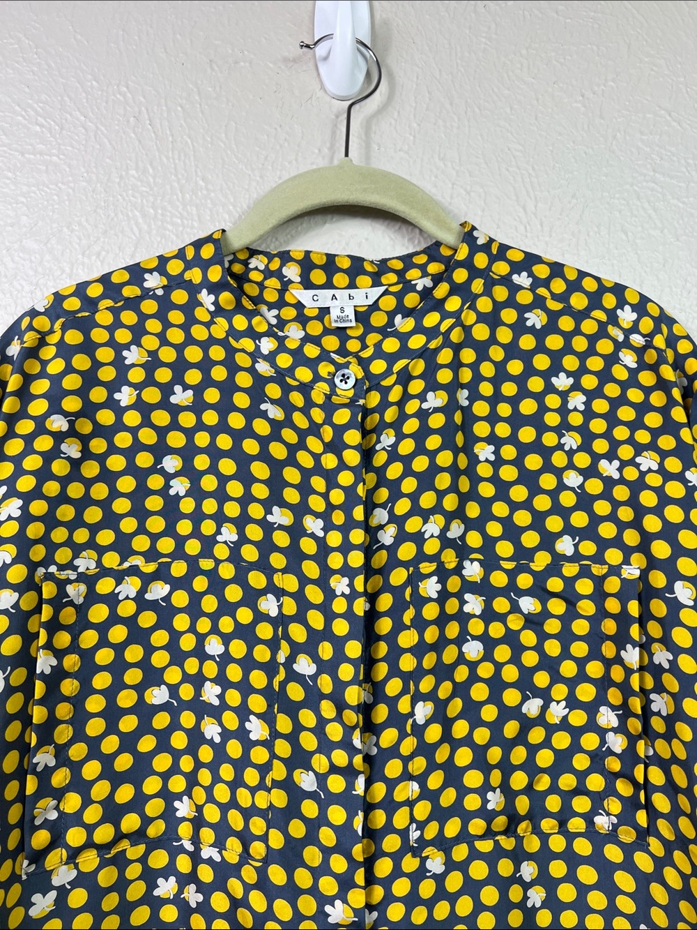 Cabi Silk Gray Yellow Polka Dot Cap Sleeve Mandarin Collar Blouse Small - Picture 7 of 8